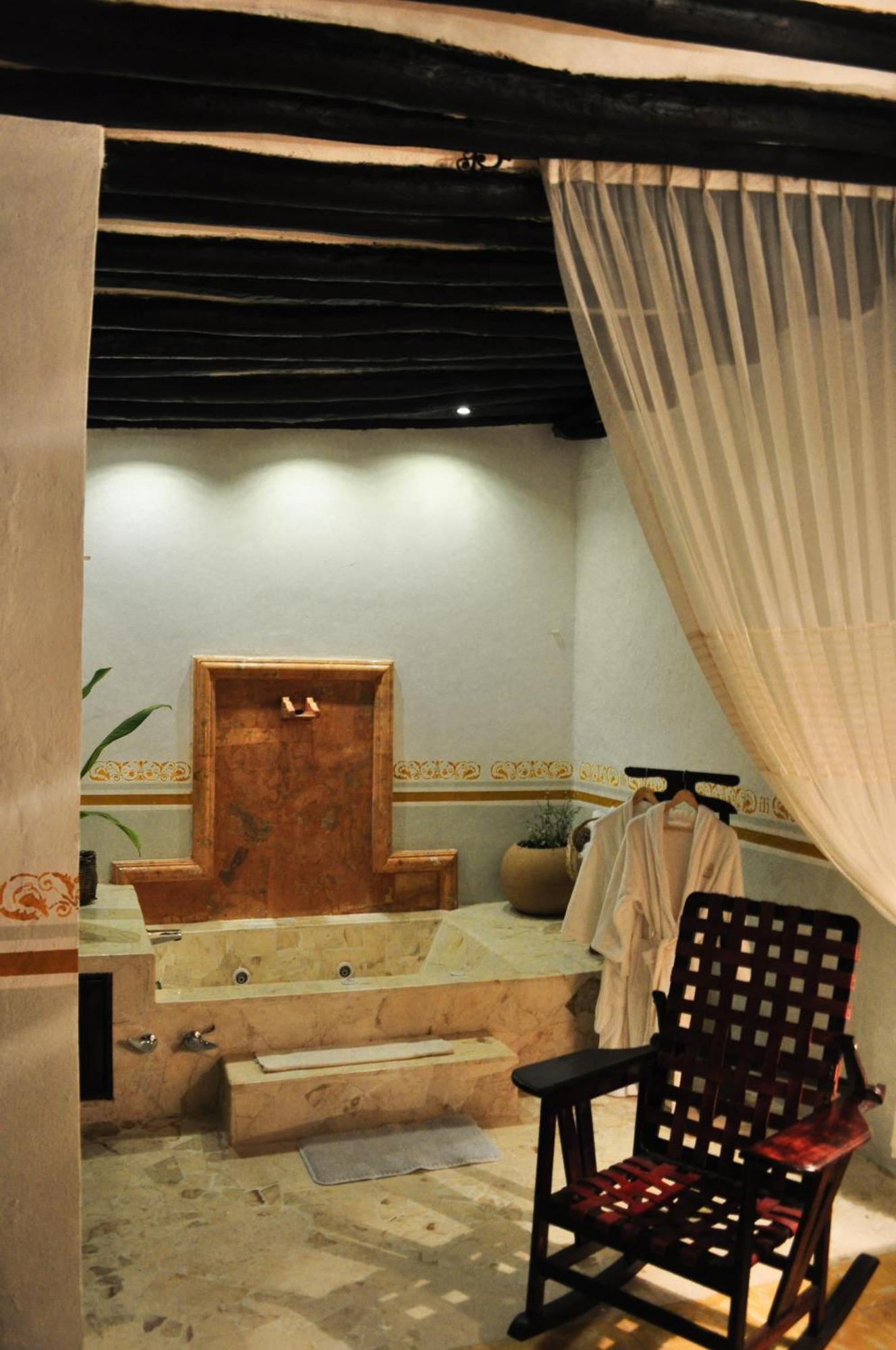 Deluxe Honeymoon Suite